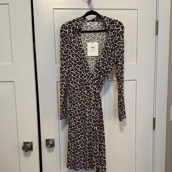 Diane Von Furstenberg Dresses & Skirts - Diane Von Furstenberg Animal Print Long Sleeve Dress